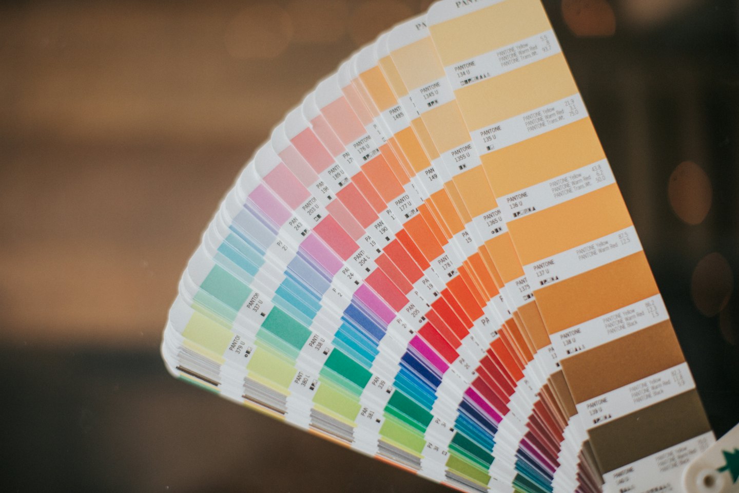 Utbredd Pantone-färgprovbok som visar många färger.