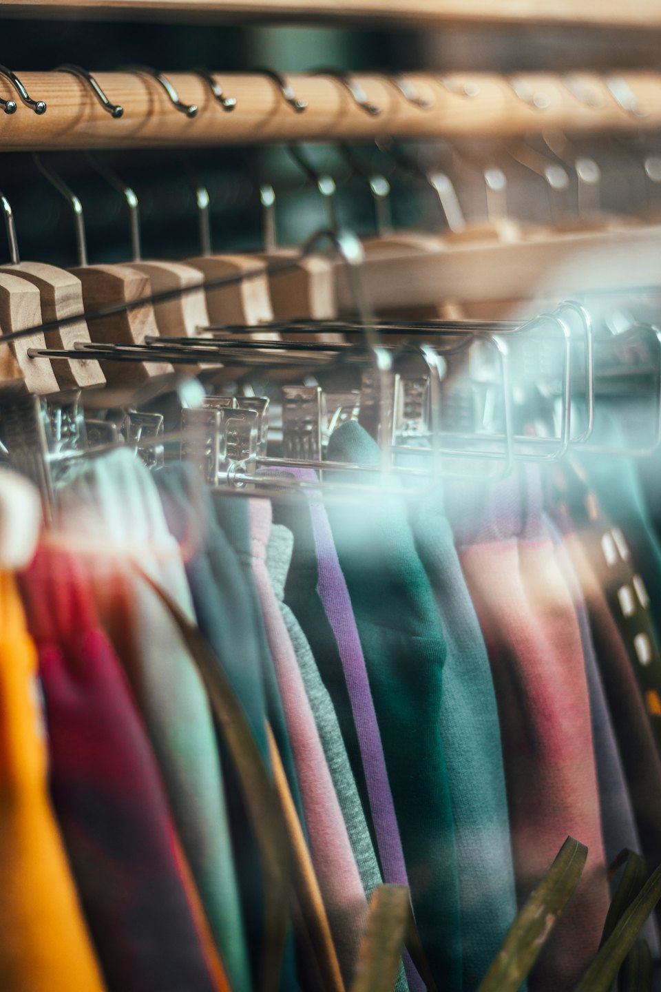 Färgglada byxor som hänger prydligt på en klädställning i en butik.